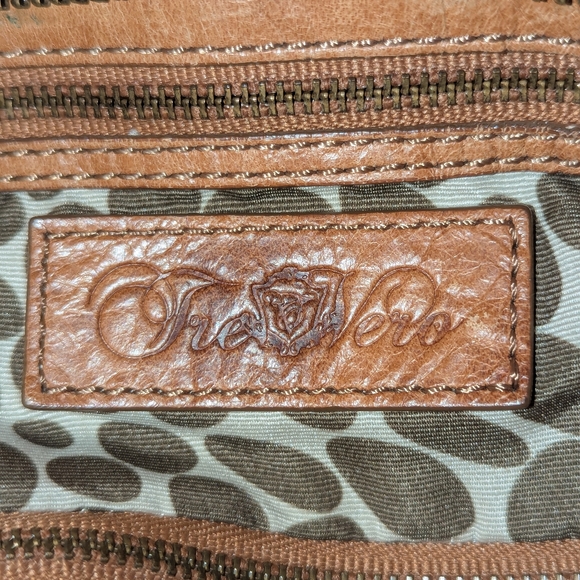 Tre Vero large travel crossbody bag. - Picture 9 of 14